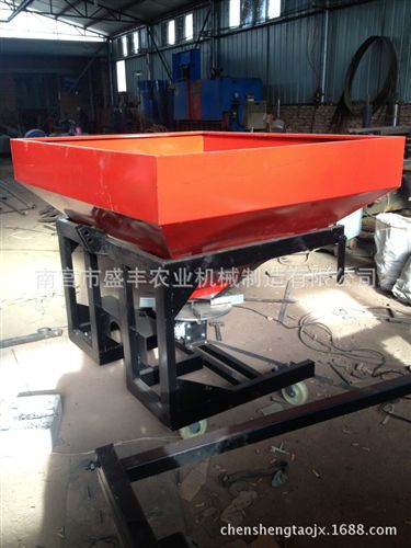 新品展示 {zx1}型{gx}后置撒肥機(jī)