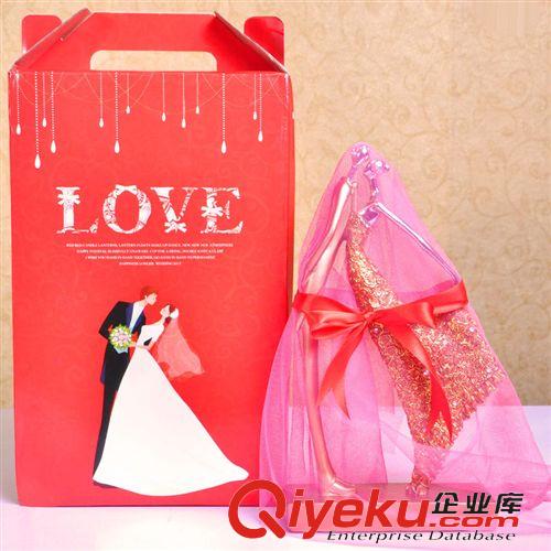 樹脂擺件 樹脂工藝情侶人物擺件家居擺設(shè) gd結(jié)婚禮物實(shí)體店貨源可加logo原始圖片2