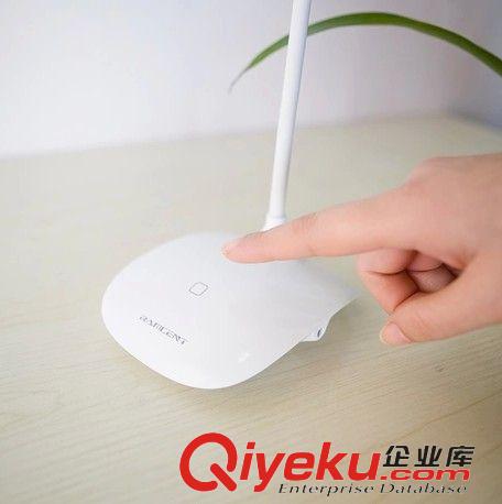 新品上架 奇玩 時(shí)尚風(fēng)護(hù)眼臺燈 LED 學(xué)習(xí)充電USB折疊書桌床頭夜燈禮品臺燈原始圖片2