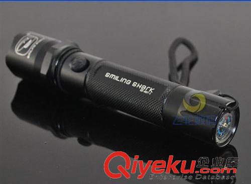 強光手電 單支笑鯊907-1 3W 強光手電筒 遠射 手電筒套裝 小巧 帶指南針原始圖片2