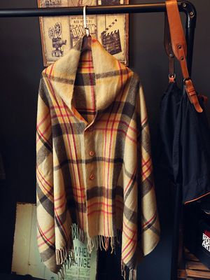 其他 外貿(mào)秋冬保暖兩用長(zhǎng)款大披肩仿羊絨復(fù)古格子流蘇女式斗篷圍巾批發(fā)原始圖片2