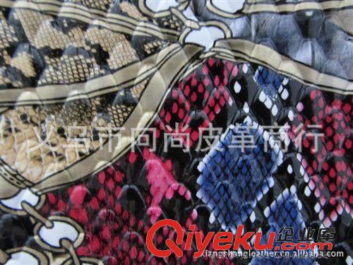 蛇紋系列 供應(yīng)2012{zx1}PU蛇紋皮革 印玫瑰花蛇紋皮革PU皮料