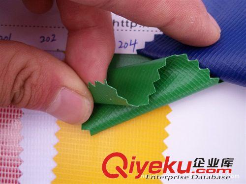 23：卷材PVC/ EVA/TPU/PP/PEVA 工廠生產(chǎn)環(huán)保6P素色PVC夾網(wǎng)72”￥10.7/碼雙面涂層PVC夾網(wǎng)布料