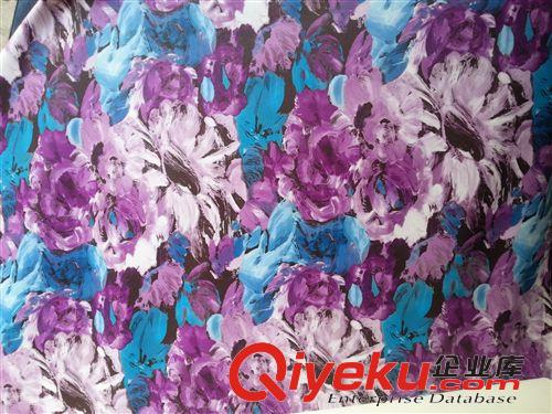 #時(shí)尚手袋料# 供應(yīng)現(xiàn)款十字紋印花PU皮革 涂鴉式花紋 彩色大花紋  IPAD包用料