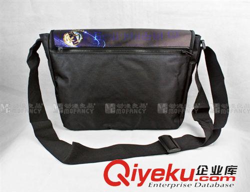 足球周邊 動漫良品 新款日韓熱賣足球周邊皇馬隊徽圖案男式學生單肩斜挎包