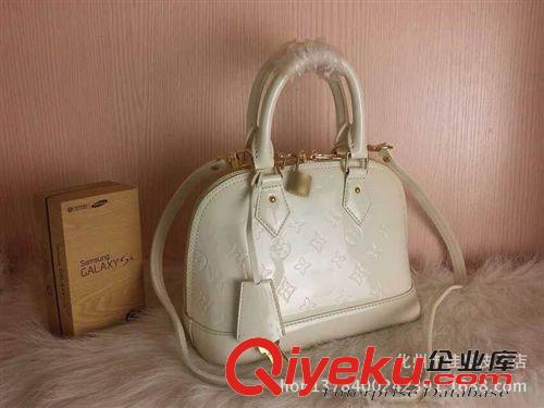 女包專區(qū) 廣州批發(fā)女士包包  廠家直銷迷你小號貝殼包漆皮米白女包  新款潮