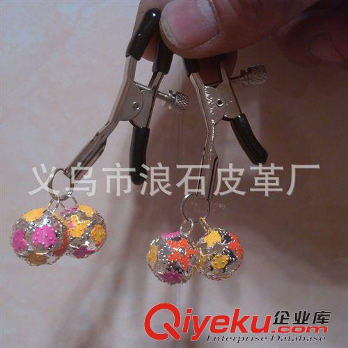 情趣鈴鐺乳夾 成人性用品 乳頭刺激多彩鈴鐺 鈴鐺乳夾乳飾  成人情趣用品批發(fā)