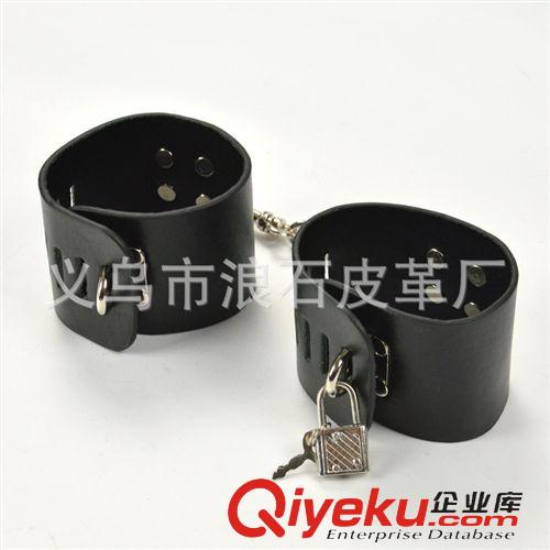 情趣手拷腳銬 夫妻調(diào)情皮具 捆綁束縛黑、紅、粉色帶鎖皮具手銬 成人用品批發(fā)原始圖片3