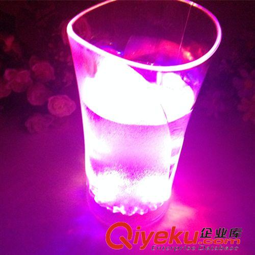 閃光主打系列 水感應花瓶杯 倒水就亮 七彩發光杯LED發光杯透明杯吧KTV酒杯批發原始圖片2