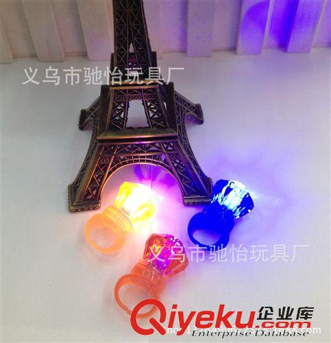 戒指燈閃光 廠家直銷  發(fā)光炫彩2色戒指燈 手指燈激光燈 新奇特發(fā)光玩具原始圖片3