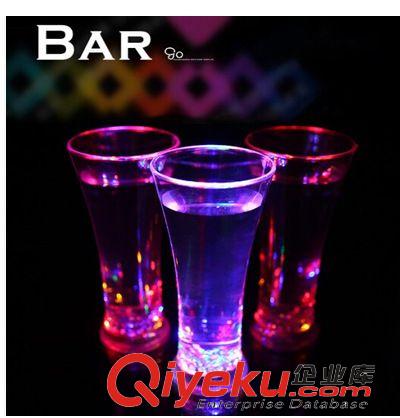 杯子 倒水就亮感應冷光水杯LED閃光杯、發光杯、水杯啤酒杯元旦禮物