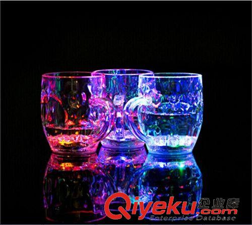 杯子 倒水就亮感應冷光水杯LED閃光杯、發光杯、水杯啤酒杯元旦禮物