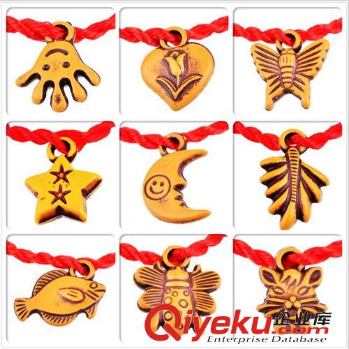 韓潮飾品 紅繩手鏈 仿桃木掛件批發(fā) 本命年編織紅繩手鏈 淘寶促銷贈品禮品