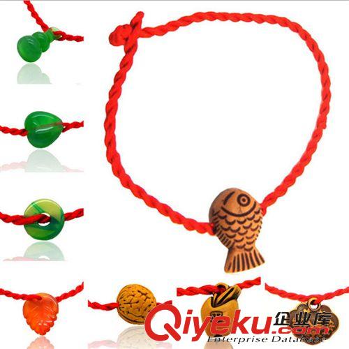 韓潮飾品 紅繩手鏈 仿桃木掛件批發(fā) 本命年編織紅繩手鏈 淘寶促銷贈品禮品
