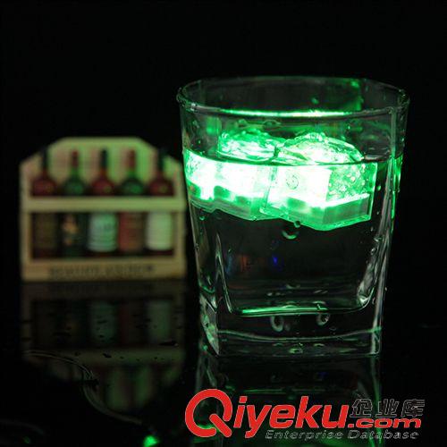 夜燈系列 發(fā)光冰塊 婚慶七彩方形發(fā)光 七彩冰塊 酒吧用品 觸水就亮13g