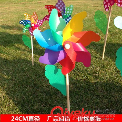 每月上新款 廠家風車批發 24CM直徑七彩木桿風車 幼兒園布景道具 全網{zd1}