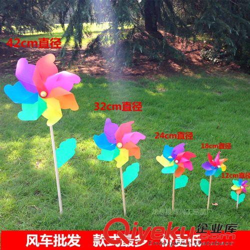 每月上新款 廠家風車批發 24CM直徑七彩木桿風車 幼兒園布景道具 全網{zd1}原始圖片2