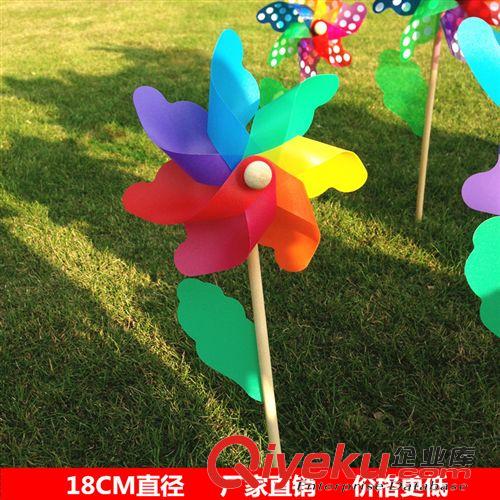 每月上新款 廠家風車批發 24CM直徑七彩木桿風車 幼兒園布景道具 全網{zd1}