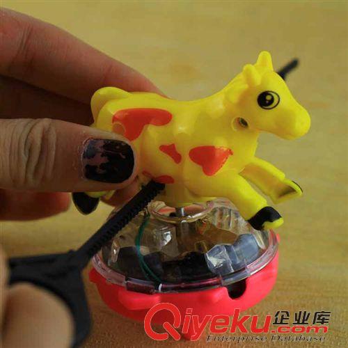 陀螺悠悠 新品 創(chuàng)意發(fā)光拉條閃光奶牛陀螺 兒童地?cái)偼婢吲l(fā) 義烏地?cái)傌浽丛紙D片3