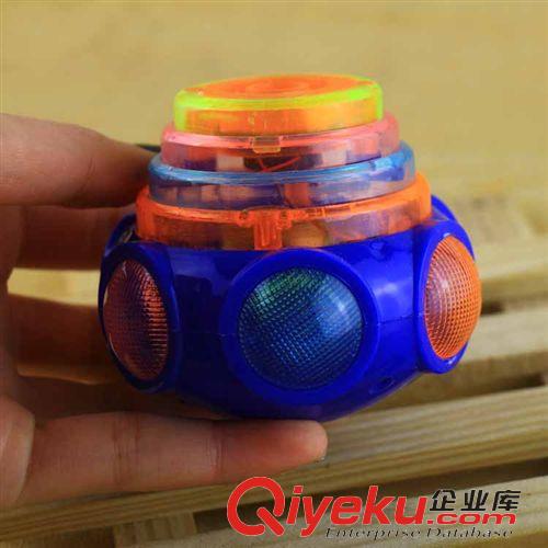 陀螺悠悠 新品創(chuàng)意小蘋果閃光音樂陀螺太空陀螺兒童地攤玩具批發(fā)義烏小商品原始圖片2