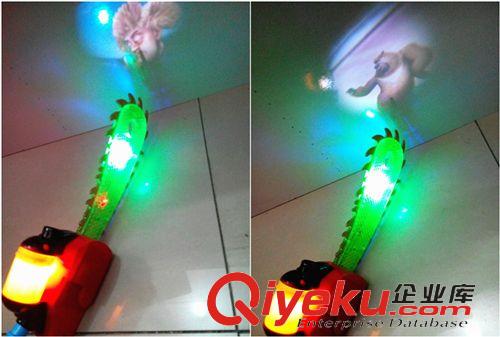 動畫片周邊玩具 光頭強投影電鋸熊出沒發(fā)聲發(fā)閃光音樂地攤熱賣小孩玩具吊掛板批發(fā)原始圖片2