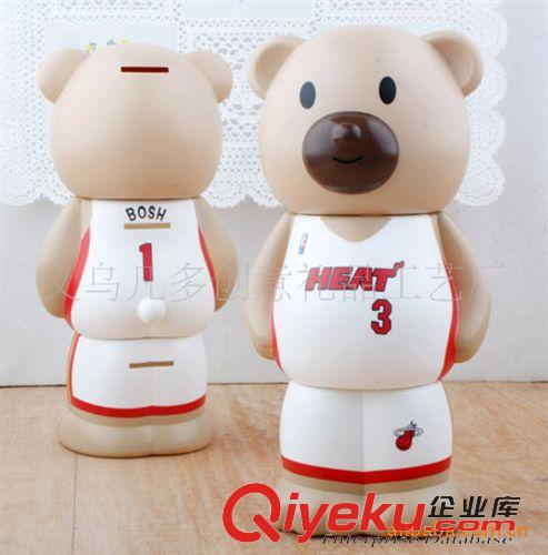 存錢罐系列 足球服 三節(jié)熊 存錢罐 卡通促銷禮品 921 塑料儲錢罐儲蓄罐原始圖片3