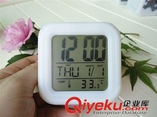 家居百貨 七彩變色鬧鐘 多彩四面鐘 廠家批發(fā)原始圖片3
