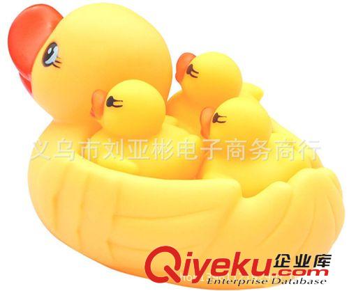 夏季戲水玩具類 可愛(ài)BB叫母子戲水鴨 1大3小 洗澡玩具鴨子 叫叫鴨 搪塑鴨子原始圖片2