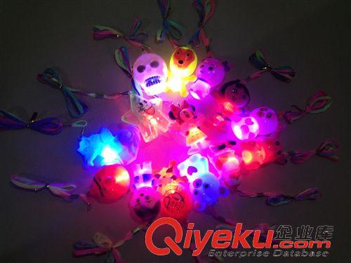 發光玩具 七彩閃光卡通小掛件發光項鏈閃光小飾品 地攤貨源廠家直銷包郵原始圖片3
