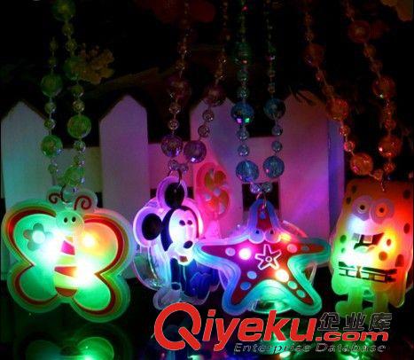 助威道具 發(fā)光軟膠閃光項(xiàng)鏈 卡通發(fā)光吊墜 夜光閃光掛件地?cái)偀豳u玩具包郵原始圖片2