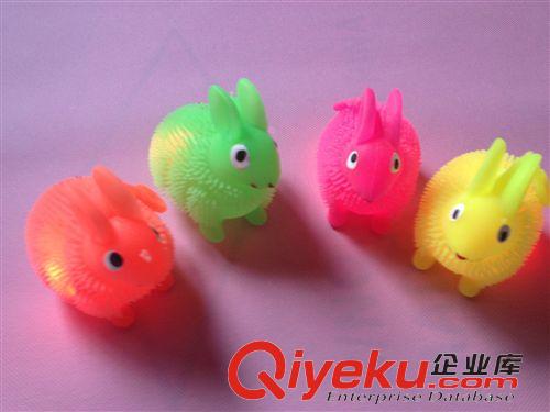 感應玩具 春節(jié)熱賣發(fā)光兒童玩具批發(fā)毛毛球閃光兔子廠家直銷地攤貨源包郵