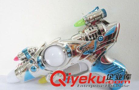 學(xué)校附近玩具店必備 兒童八音槍玩具七彩燈光電動(dòng)太空槍電動(dòng)八音槍超炫男孩沖鋒槍