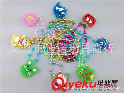 地?cái)傞W光玩具 卡通閃光發(fā)光項(xiàng)鏈掛件 軟膠兒童玩具禮物多款混批 地?cái)偀豳u貨源原始圖片2