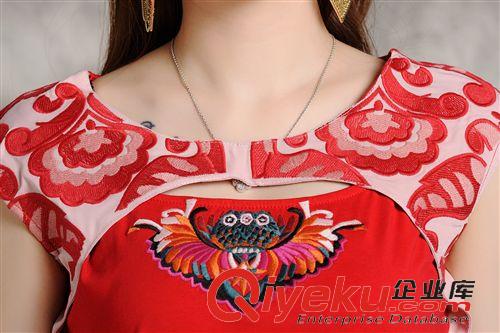 【原創(chuàng)2015新款】 D8703民族風(fēng)夏裝新款 繡花拼接領(lǐng)口鏤空中國(guó)紅短袖修身純棉T恤 女原始圖片3