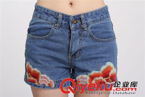【經(jīng)典款現(xiàn)貨】 C9205 民族風(fēng) 實(shí)拍2013新款夏裝 褲腳刺繡牛仔短褲 經(jīng)典百搭款原始圖片3
