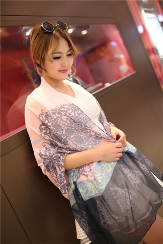 秋冬新品 韓版新款百搭圍巾女披肩超長(zhǎng)兩用空調(diào)披肩絲巾防曬沙灘巾圍巾批發(fā)原始圖片3