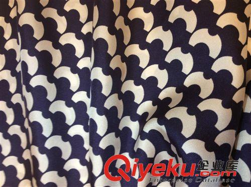 絲綢印花現(xiàn)貨成品熱銷展示區(qū) 供應(yīng)5.5mm真絲綃印花絲綢面料 批發(fā)定制真絲面料 廠家直銷無現(xiàn)貨