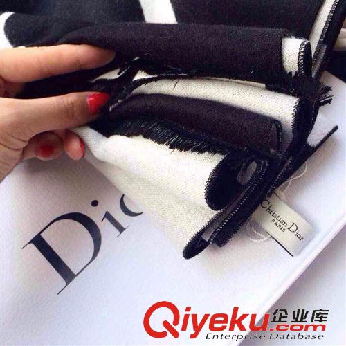 按面料材質(zhì)分類 {dj2}！ D家黑白色格子棉羊絨加厚拉絨披肩保暖圍巾 雙面圍巾女士原始圖片3