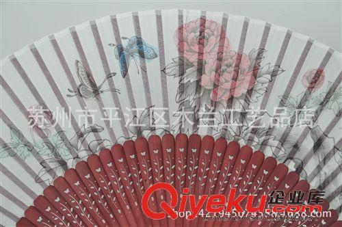 竹節(jié)真絲女扇 蘇州扇子 工藝扇 頭青扇骨 竹節(jié)雕刻真絲女扇 美女 牡丹圖原始圖片2