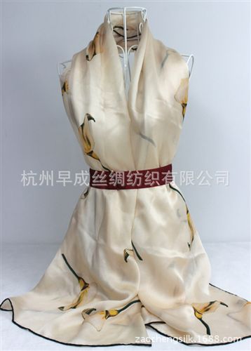 數(shù)碼噴繪絲巾Digital Print Scarve 馬蹄蓮真絲絲巾手工卷邊圍巾 杭州桑蠶絲緞面數(shù)碼噴繪長(zhǎng)巾披肩