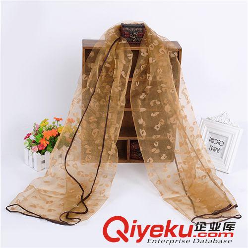 熱銷(xiāo)產(chǎn)品 玻璃紗時(shí)尚韓版新品上新秋冬款花紋圍巾保暖時(shí)尚批發(fā)廠家直銷(xiāo)原始圖片2