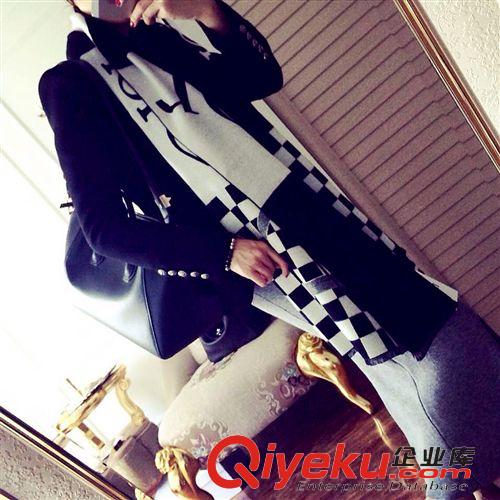 圍巾絲巾披肩 一件代發歐美時尚黑白棋盤格秋冬男女保暖仿羊絨明星同款字母披肩原始圖片3