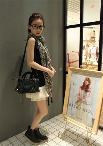 8月新款 2014新款 歐美精品巴厘紗印花披肩 黑白幾何圖案流蘇圍巾 披肩原始圖片3