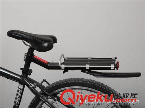 路合金  后貨架 加強型 快拆 帶擋泥板反光尾燈 V剎 {zd0}承重25KG 自行車貨架原始圖片2