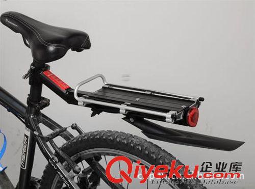 路合金  后貨架 加強型 快拆 帶擋泥板反光尾燈 V剎 {zd0}承重25KG 自行車貨架原始圖片3