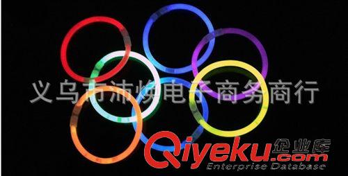 助威玩具 熒光棒送接頭 廠家批發(fā)夜光棒 發(fā)光棒 閃光棒地?cái)傌浽?熒光棒手鐲原始圖片3