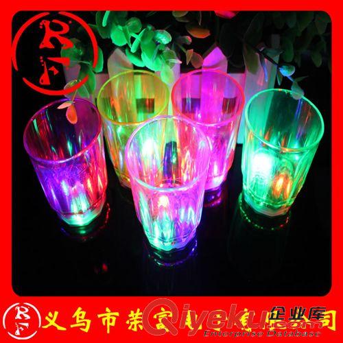 LED發(fā)光酒杯 發(fā)光LED七彩酒杯 可樂杯 夜光塑料杯子 創(chuàng)意閃光杯子 發(fā)光菠蘿杯原始圖片3
