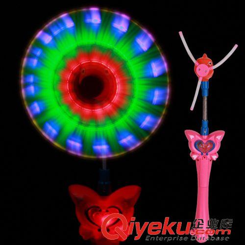 夏天熱賣發(fā)光玩具 新款熊出沒光頭強(qiáng)喊話電動閃發(fā)光音樂投影槍兒童地攤玩具批發(fā)大號