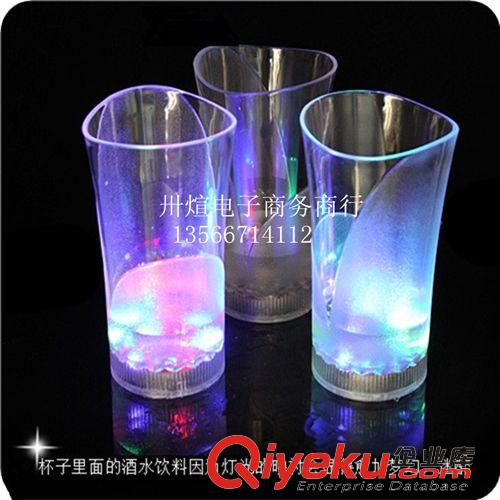 發光酒杯 廠家直銷七彩閃光水感應發光花瓶杯透明倒水就亮新奇特禮品批發