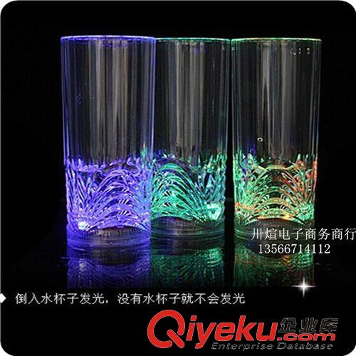 發光酒杯 廠家直銷七彩閃光水感應發光花直杯透明倒水就亮新奇特禮品批發